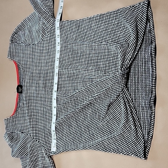 W5 Size L Black & White Textured Twist Front Top, Excellent Used Condition - Picture 8 of 13